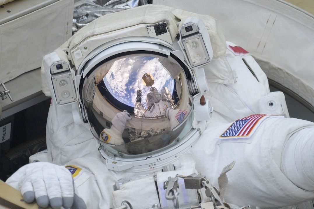 Andrew Feustel při výstupu do volného kosmu 14. června 2018