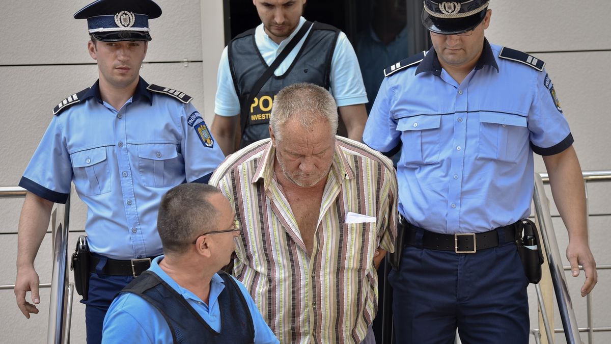 Policisté odvádějí podezřelého Gheorgheho Dincu