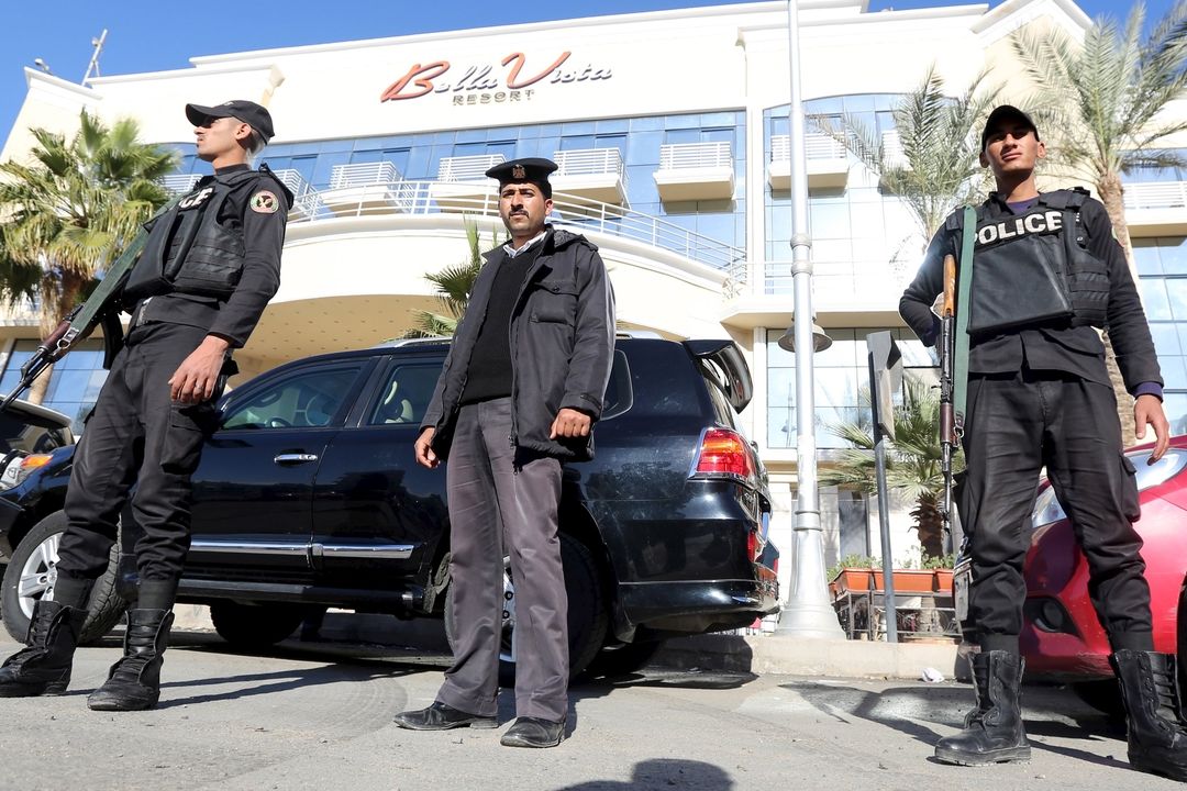 Egyptští policisté před hotelem Bella Vista  