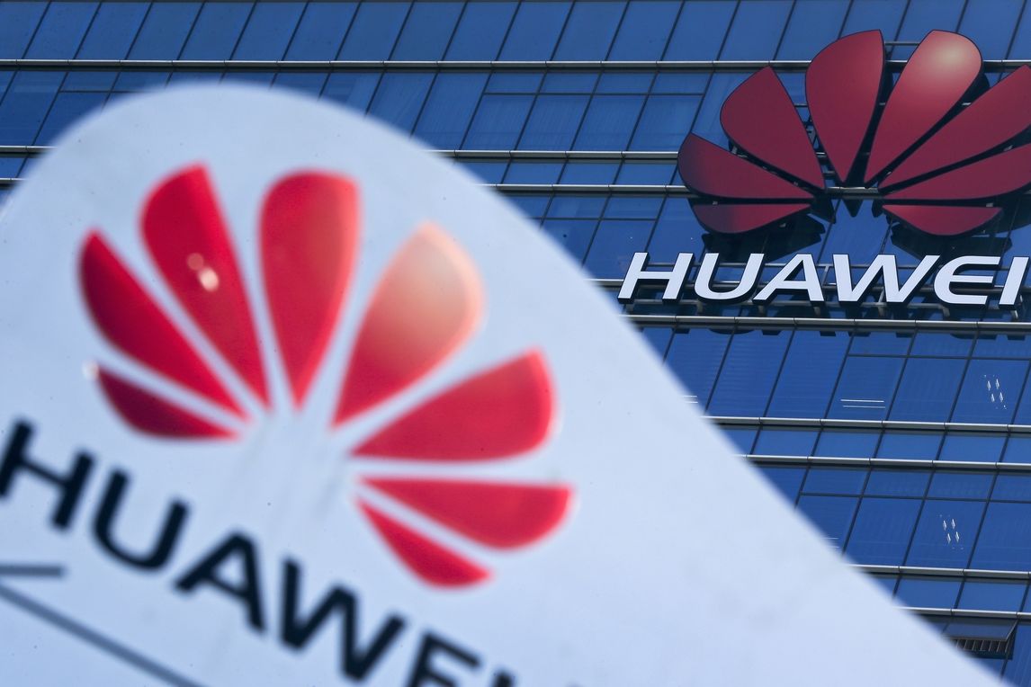 Logo Huawei na budově čínského sídla firmy