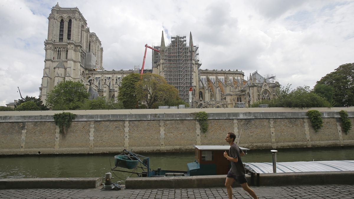 Probíhající opravy na katedrále Notre-Dame v Paříži.