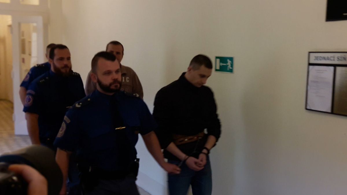 Antons Maslaks a Olegs Lukjanovs přicházejí k soudu