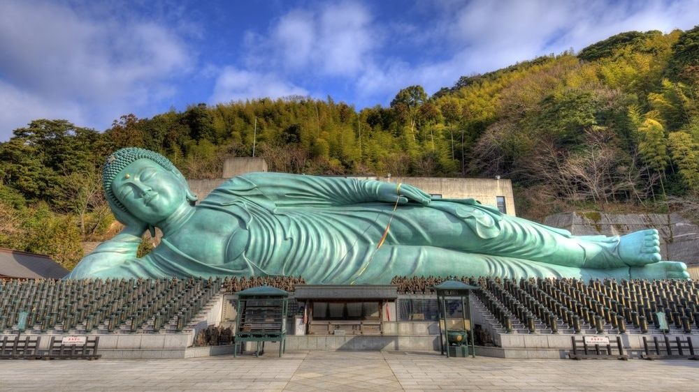 Dominantou chrámu Nanzoin je socha ležícího Buddhy. 