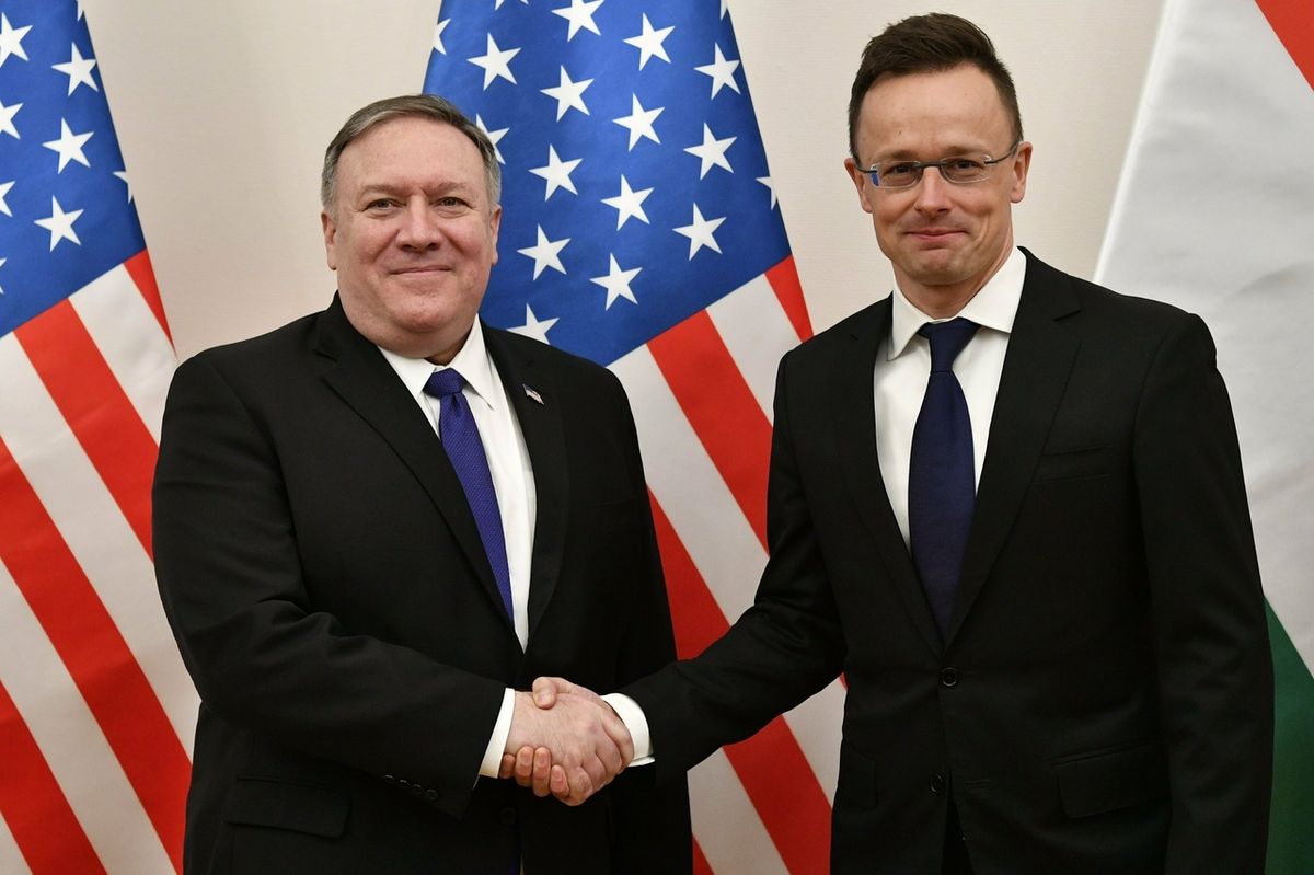 Maďarský ministr zahraničí Peter Szijjarto (vpravo) s americkým protějškem Markem Pompeem