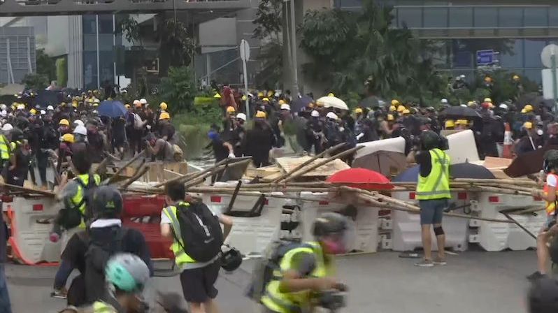 BEZ KOMENTÁŘE: Demonstranti v Hongkongu se tvrdě střetli s policií