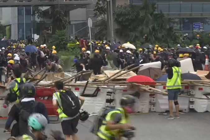 BEZ KOMENTÁŘE: Demonstranti v Hongkongu se tvrdě střetli s policií