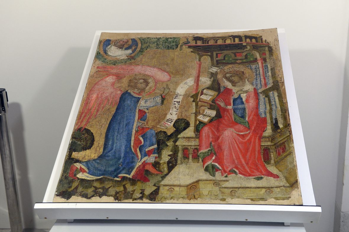 Středověký deskový obraz s námětem Zvěstování Panně Marii, který pochází s největší pravděpodobností z dílny Mistra Vyšebrodského cyklu a může být variantou jedné z devíti jeho částí.