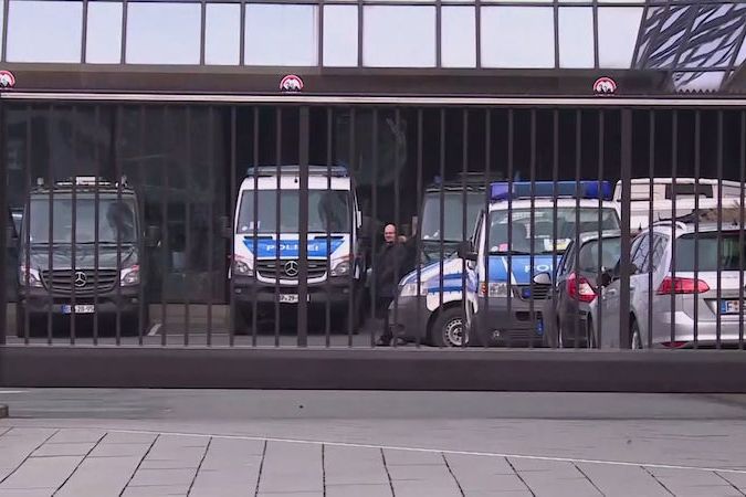 BEZ KOMENTÁŘE: Německá policie zasahuje v sídle Deutsche Bank kvůli podezření z praní špinavých peněz