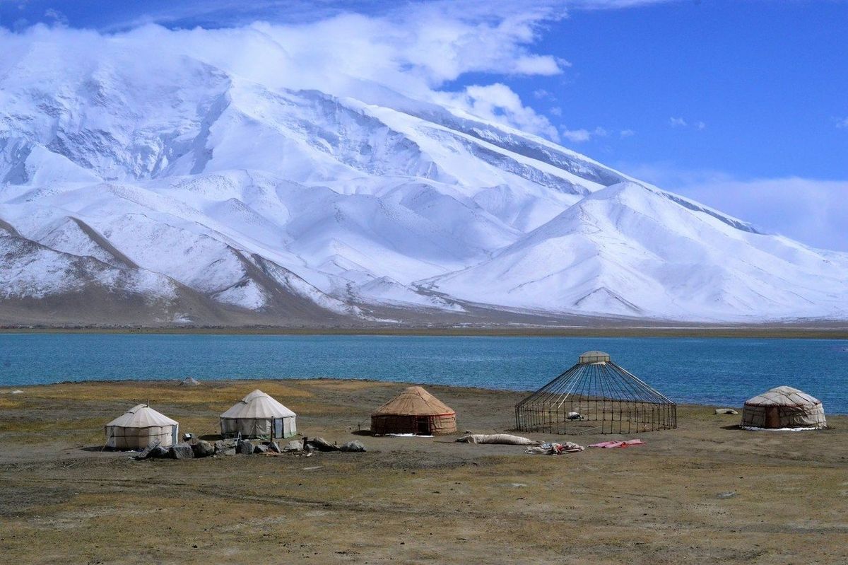 Podél jezera sídlí kyrgyzští nomádi. 