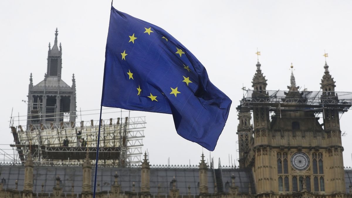 Britský parlament s vlajkou Evropské unie