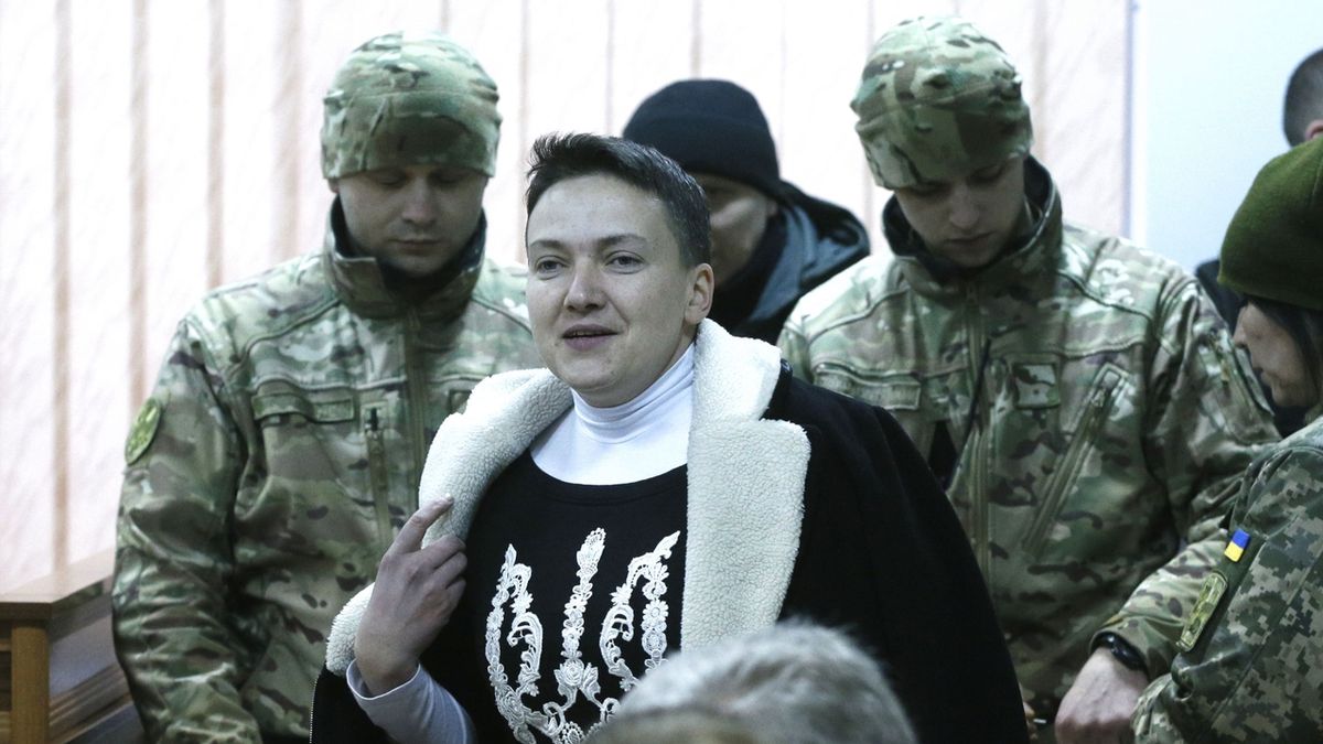 Nadiju Savčenkovou přivádějí k soudu 