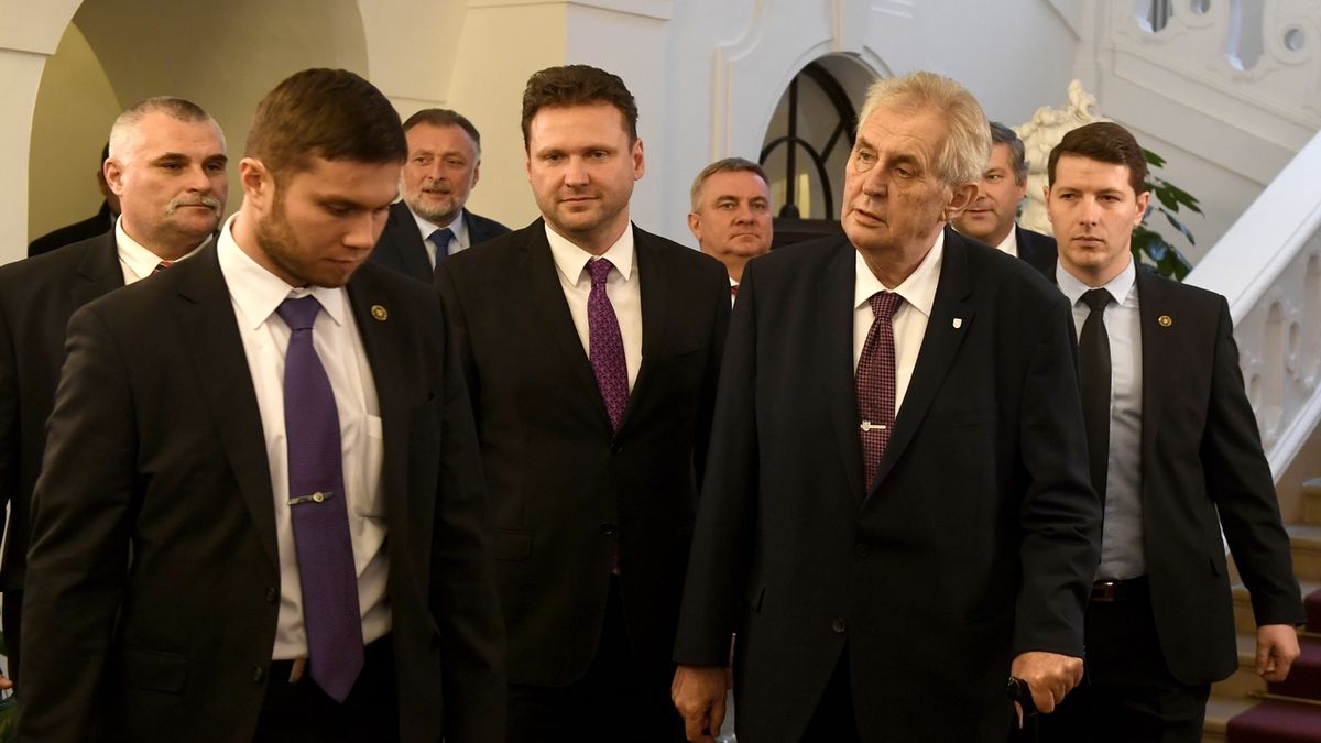 Zeman jako klíčová postava po volbách už měsíc nepromluvil na veřejnosti. Politici jsou v klidu