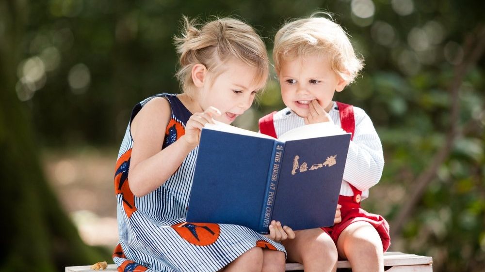 Výchova dětí, včetně četby pohádek, by měla nabízet různé možnosti prostřednictvím dialogu a diskusí.