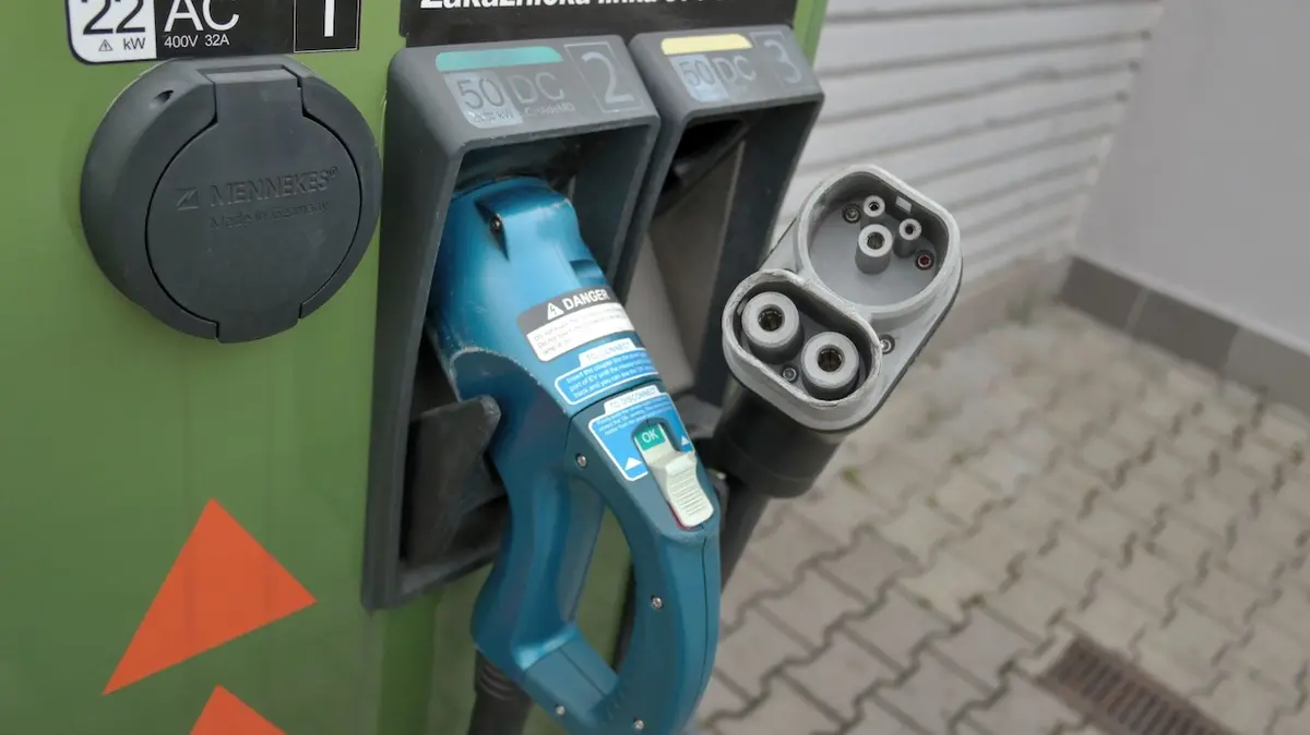 Šedý nabíjecí konektor CCS2 je pro rychlé nabíjení stejnosměrným proudem u dnešních elektromobilů používaný téměř výhradně.