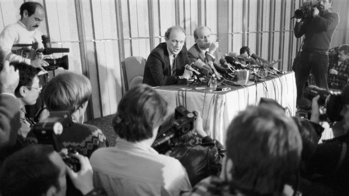 Premiér Marián Čalfa (vlevo) informuje 10. prosince 1989 o složení vlády národního porozumění, na níž se dohodly rozhodující politické síly u kulatého stolu.