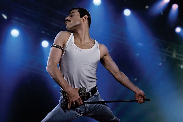 Rami Malek podal v roli Freddieho Mercuryho přesvědčivý výkon.