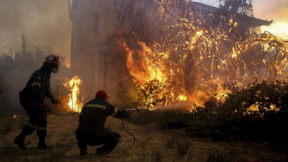 Hasiči bojují s požárem v Řecku