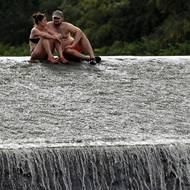 Lidé se sem chodí zchladit v horkých letních dnech.