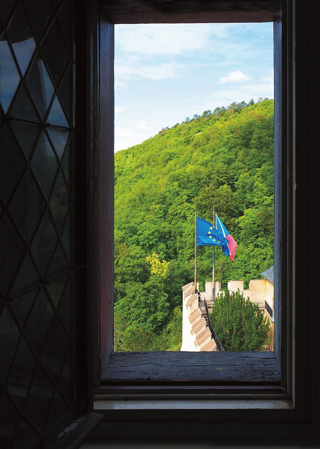 Vlajkosláva vedle Studniční věže je přímo pod okny komnaty, kde spává kastelánova dcera, která zde vyrůstala.