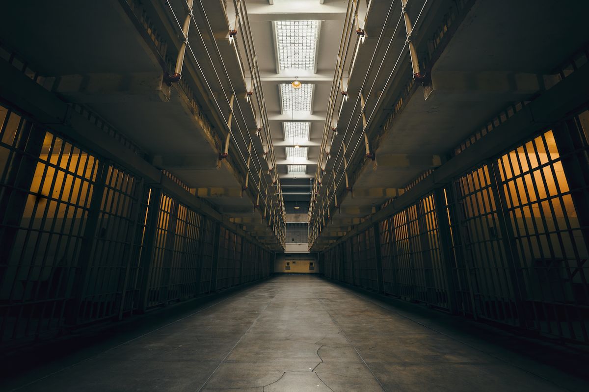 Chladné, velké, strohé - takové je vězení na ostrově Alcatraz. Pokud jej chcete vidět bez davů, vyjeďte prvním ranním spojem, ignorujte úvodní slovo průvodce a rovnou zamiřte do nitra vězení. Během několika minut poté se totiž vězení zaplní...