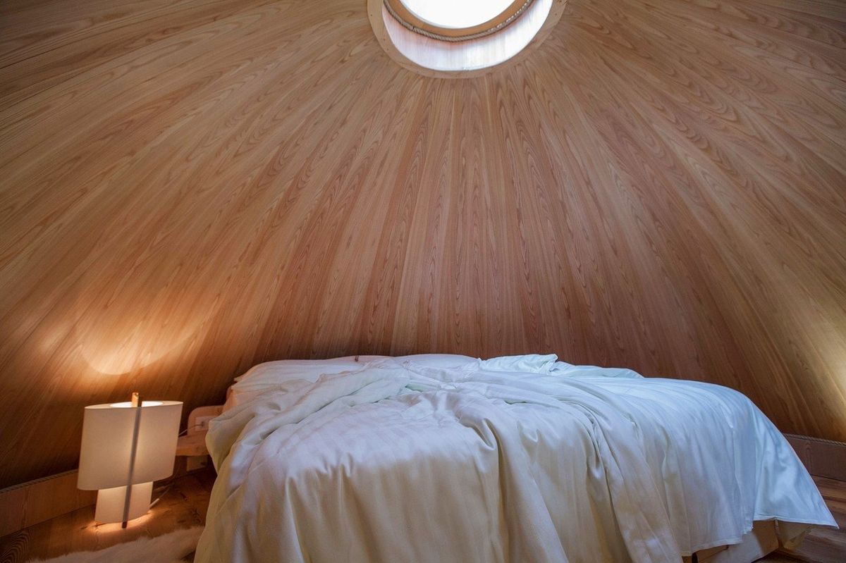 Horní podlaží šišky zabírá pouze ložnice. V jejím stropě je kruhový světlík.