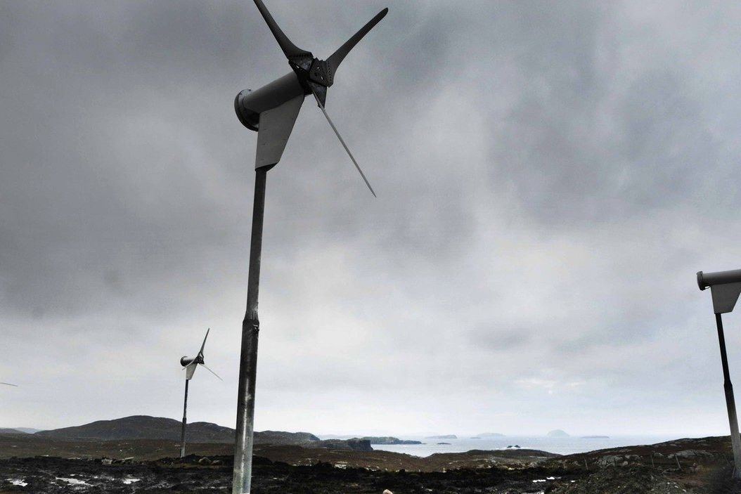 Větrné turbíny na skotském ostrově Lewis a Harris.