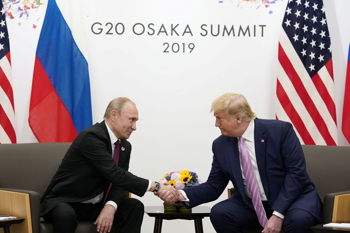 Setkání Vladimira Putina (vlevo) a Donalda Trumpa v Ósace 