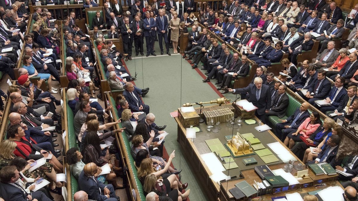 Divoké jednání o brexitu v britském parlamentu. Stojící je premiér Boris Johnson.