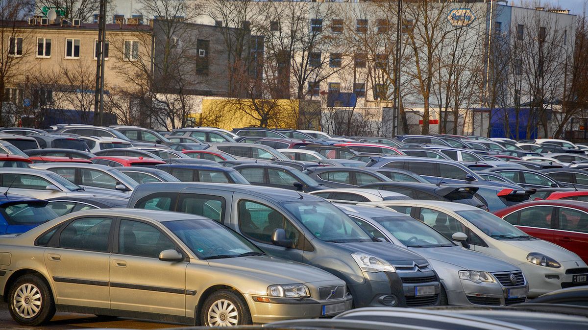 Parkoviště plná aut v osobním vlastnictví jsou dnes normou. Pro řadu lidí by přitom bylo výhodnější auto sdílené. Někteří britští poslanci si navíc myslí, že sdílení aut je nutné ke snížení uhlíkových emisí. (Ilustrační foto)
