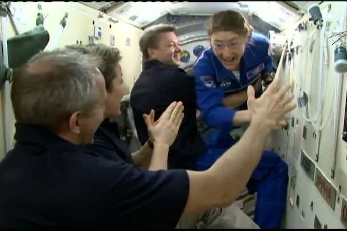 BEZ KOMENTÁŘE: Nová posádka dorazila na ISS