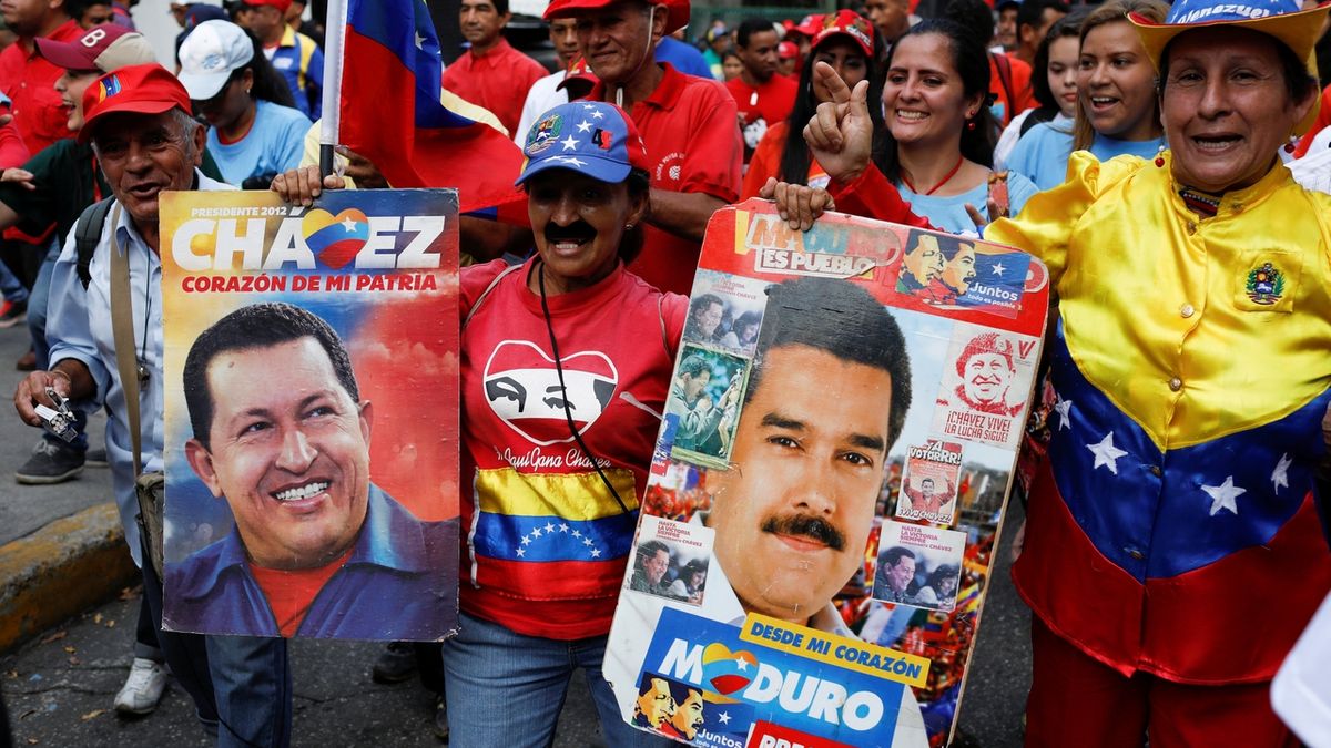 Demonstranti v Caracasu s portréty posledních prezidentů Cháveze a Madura.