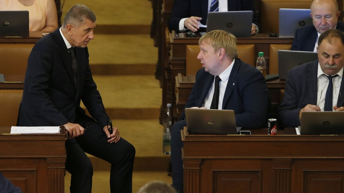 Premiér Andrej Babiš (vlevo) s poslancem Alešem Juchelkou 