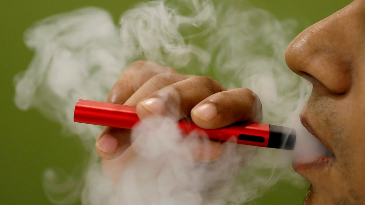 Mladých kuřáků přibývá. Holdují hlavně e-cigaretám a sáčkům