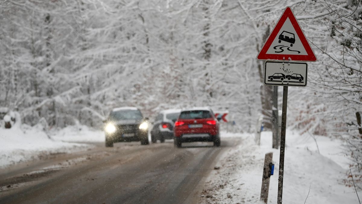 Husté sněžení komplikuje dopravu na západě Německa.