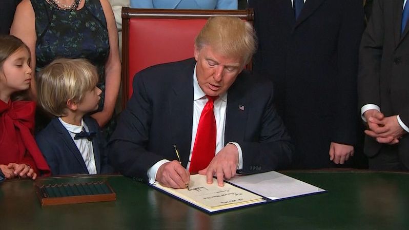 Trumpův příkaz o dvou pohlavích komplikuje trans osobám cestu do USA