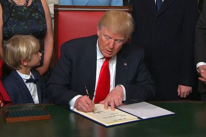 BEZ KOMENTÁŘE: Prezident Trump podepsal první dekrety