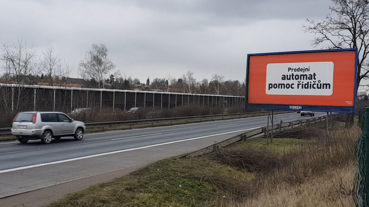 Provozovatel Czech Outdoor některé své billboardy na dálnici D11 překřtil na „automat pomoci řidičům“. 