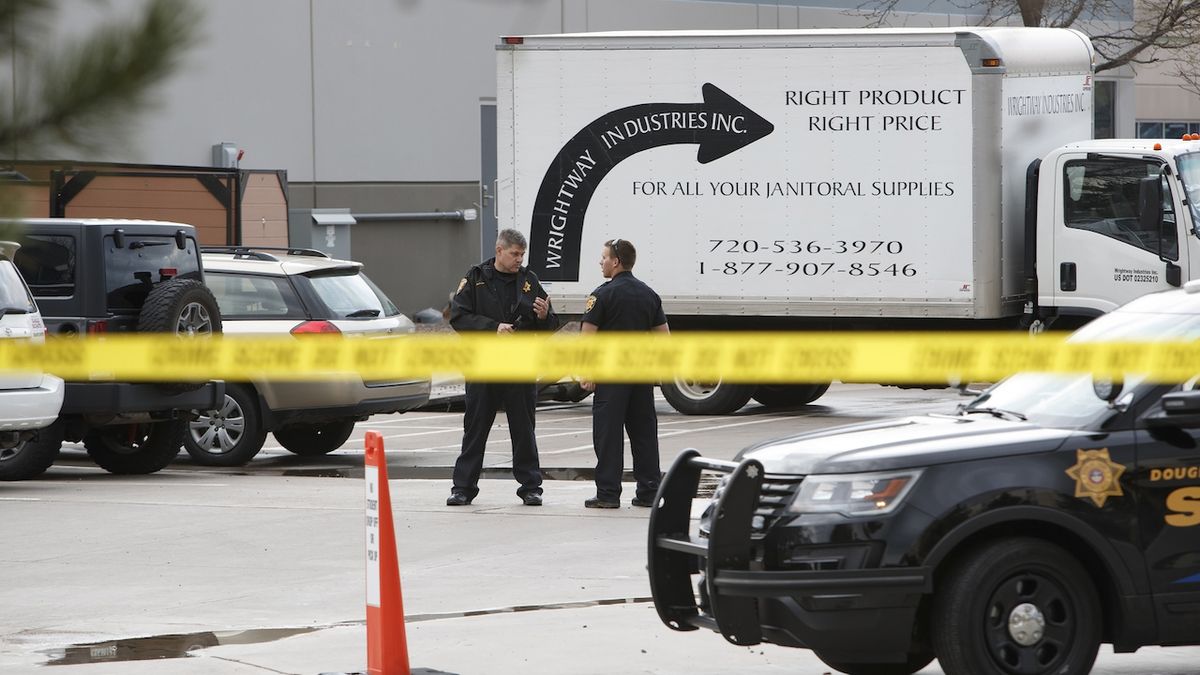 Policisté na místě střelby v americkém Denveru.