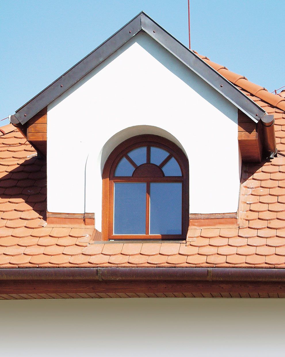 Pro vikýřová okna se hodí hlavně dřevěné rámy. Dřevo umožňuje vytvářet nejrozmanitější tvary, a tím doladit vzhled domu. 