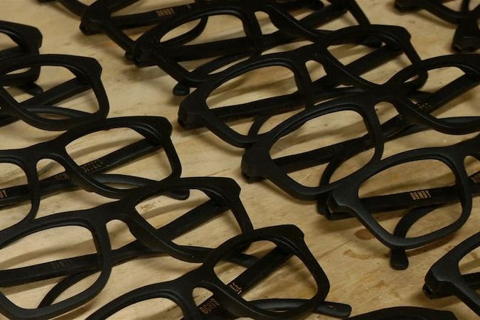 BEZ KOMENTÁŘE: Ukrajinec vyrábí sluneční brýle z lógru 