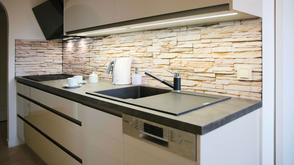 Dekorativní panel T.board je ideální za kuchyňskou pracovní linku: ochrání stěnu a nabízí mnoho vizuálních podob.