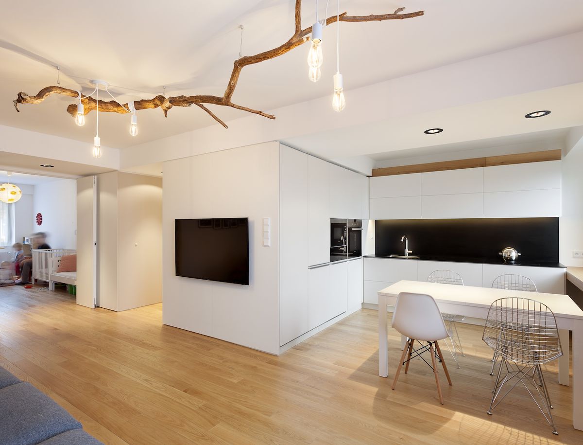 Spojovacím elementem je dřevěná dubová podlaha, která je nainstalována ve všech obytných místnostech.
