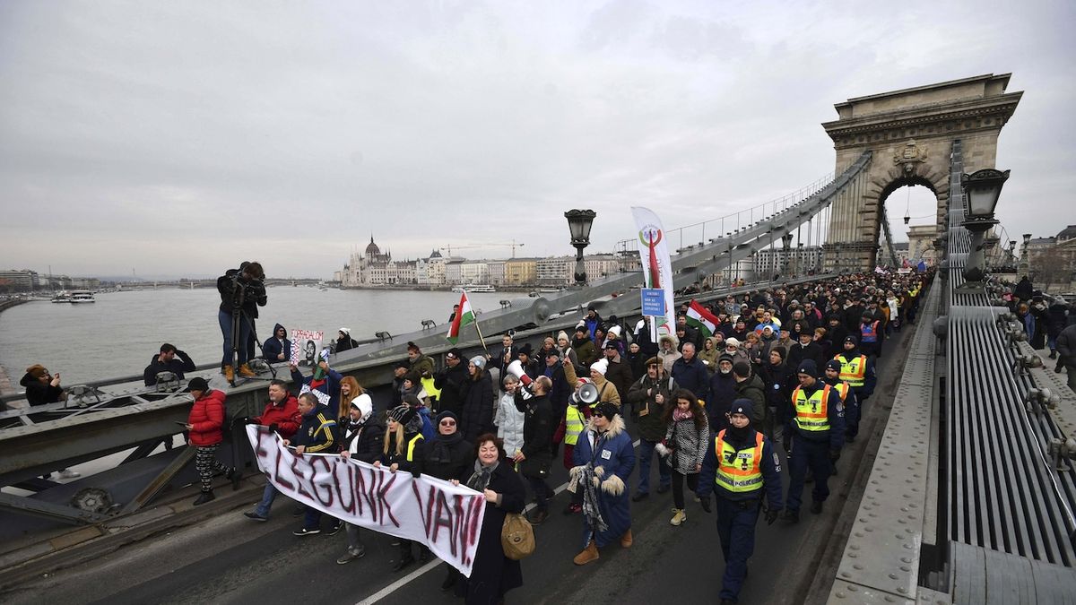Protestní pochod na budapešťském Řetězovém mostě.