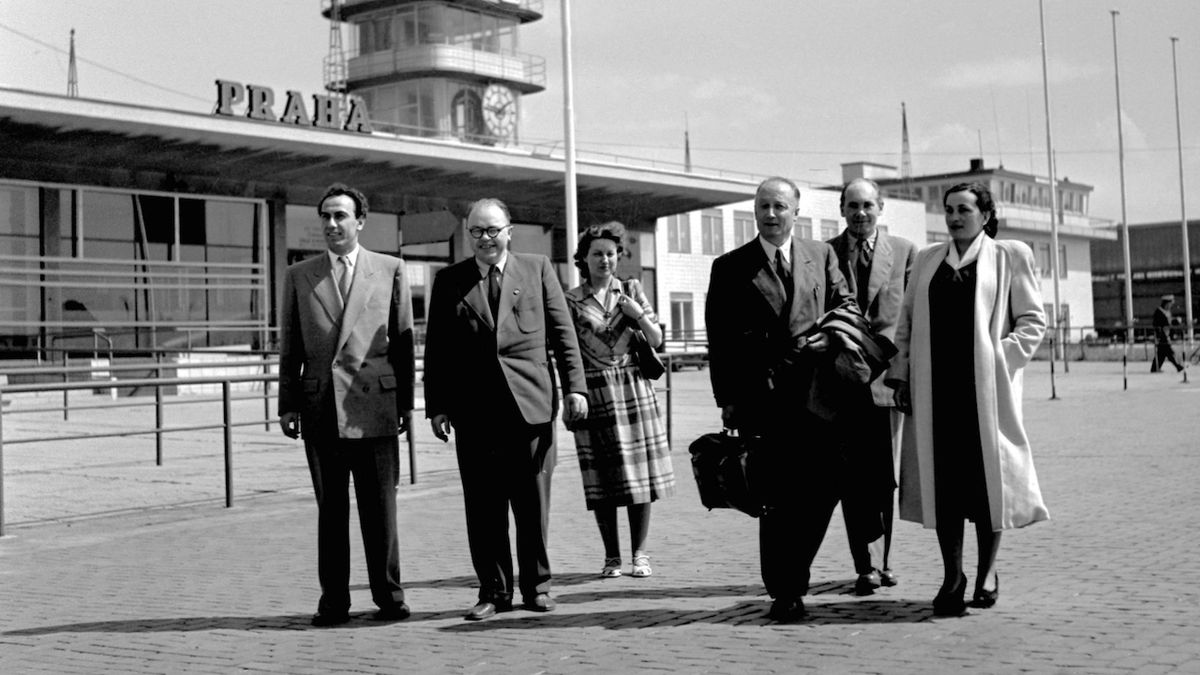 Na ruzyňském letišti v květnu 1950. Vlevo náměstek ministra zahraničí Artur London, vedle něho tehdejší člen ÚV KSČ Jiří Hendrych. Zcela vpravo Lise Londonová.