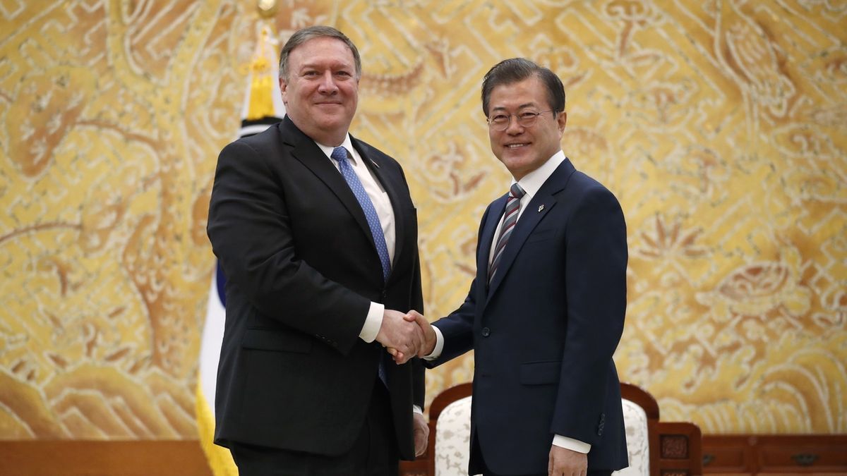 Americký ministr zahraničí Mike Pompeo a jihokorejský prezident Mun Če-in