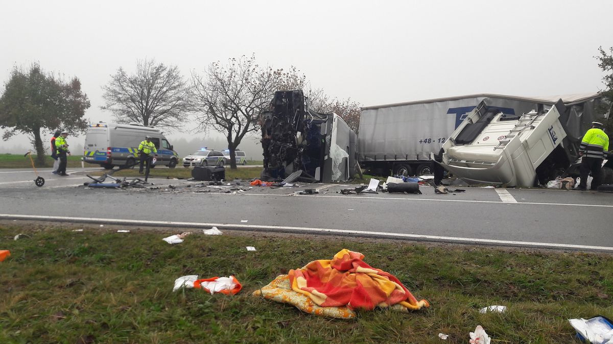 Nehoda autobusu s nákladním autem