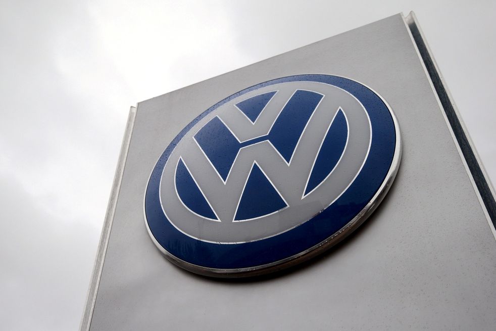 Automobilka již čelí řadě žalob, ve kterých investoři tvrdí, že je vedení Volkswagenu včas neinformovalo o podvodech kolem měření emisí.