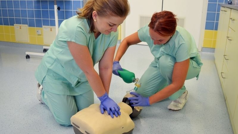 Zdravotníci Nemocnice Valašské Meziříčí naučí zájemce základy první pomoci.
