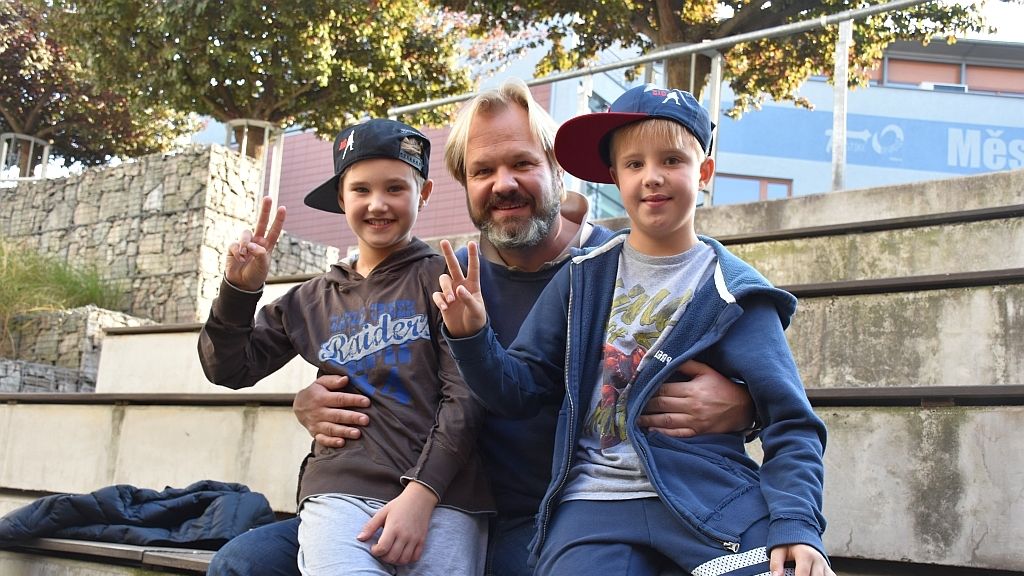 Režisér muzikálu Big Petr Gazdík se svými syny Josefem (vpravo) a Adamem, kteří alternují hlavní dětskou roli.