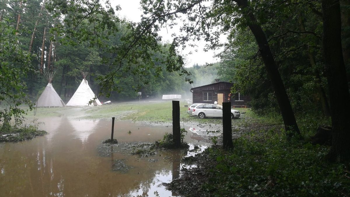 V Bohuslavicích na Prostějovsku hasiči kvůli silné bouřce evakuovali šest desítek z letního tábora.